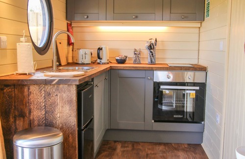 Much Wenlock Cottage | WREKIN LODGE, romantic, with hot tub in Much Wenlock