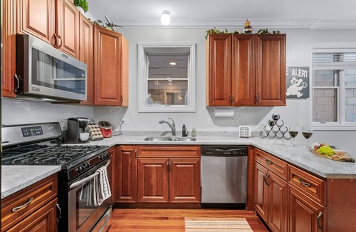 Wrigleyville Apartment | Wrigley Field Views & Cubs Vibes – Stay Across the Street!
