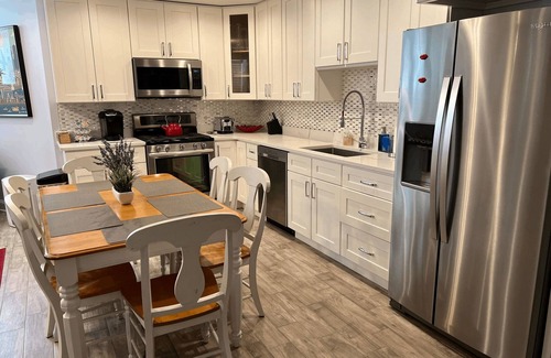 Lakeview Condo | Wrigleyville Inn - Garden Unit