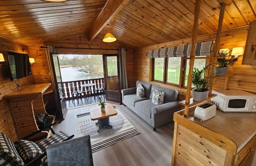 Smallburgh Boat Rental | Wroxham Broads Lodge Houseboat