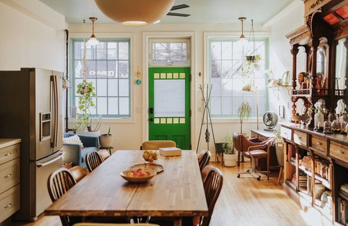 Fells Point House | Wyatt's Saloon | Guest House 2