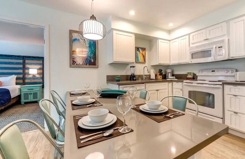 Mission Valley Condo | Wyndham 2-BedRm condo in SD Mission Valley area w/kitchen, dining & living room.