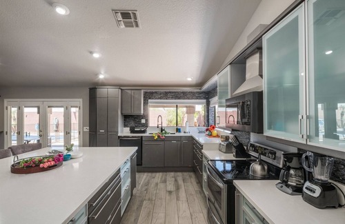 North Mountain House | XL Kitchen | Corporate or Family Retreat w/Pool