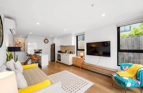 Bentleigh Apartment | XV - Sun Soaked Ultimate Bentleigh Convenience