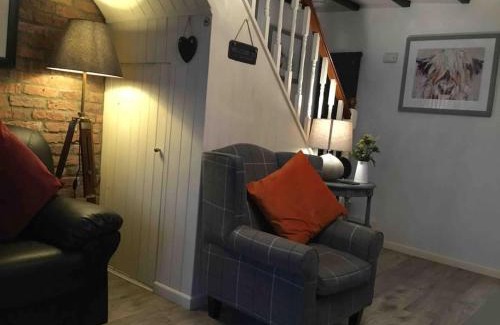 Spittal Apartment | Y Bwythyn - Lovely cottage in village of Spittal