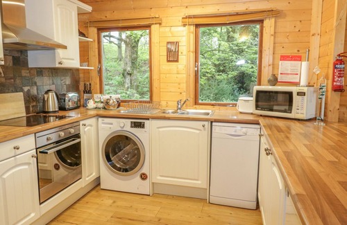 Henryd Cottage | Y CABAN, family friendly, with a garden in Conwy