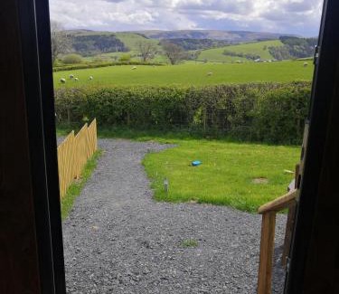 Caersws Ski Chalet | Y Cwtch