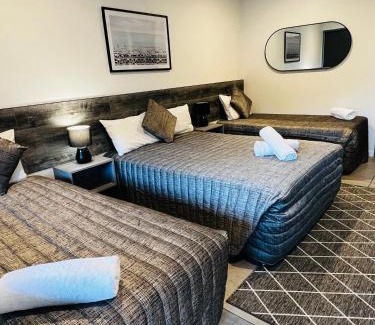 Monkland Hotel | Y Motels Gympie