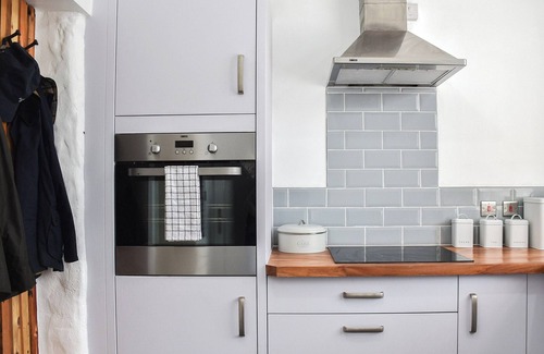 Kidwelly Cottage | Y Parlwr is a perfect, pet-friendly pad.