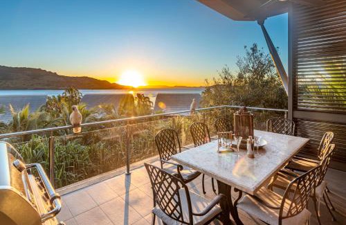 Hamilton Island Villa | Yacht Club 33 Serenity House Ocean Views 2 Buggies