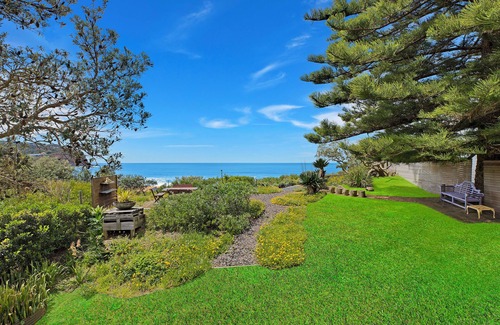 Macmasters Beach House | Yallambee Cottage - Absolute Beachfront. SPECIALS for Couples & Oth - See below