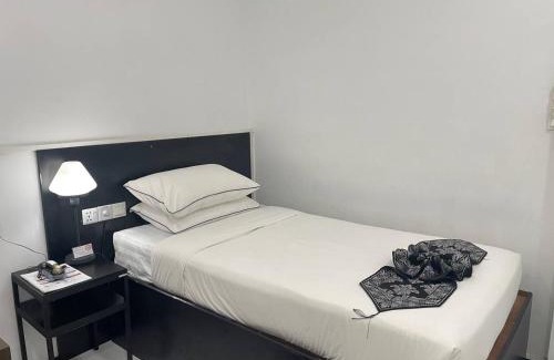 Botahtaung Hostel | YAMA HOTEL & ROOFTOP BAR