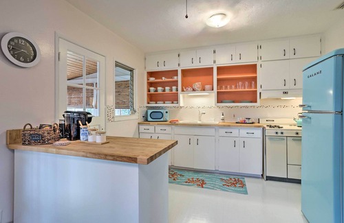 Lake Worth Cottage | Yard & Hot Tub: Historic Lake Worth Cottage!