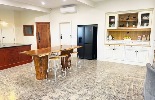 Yarra Glen House | Yarra Valley Holiday House - Stay amongst the vineyards - Sleeps 12 Guests