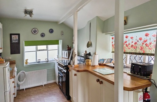 Niton Cottage | Ye Olde Cottage - a cottage that sleeps 6 guests in 3 bedrooms