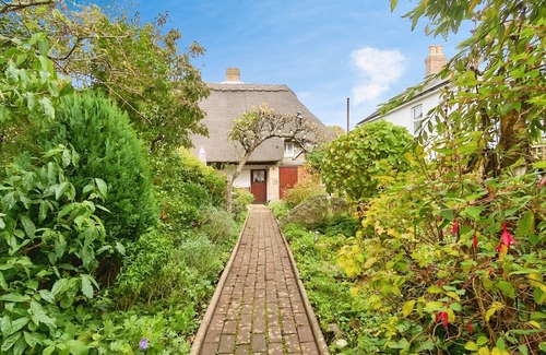 Niton Cottage | Ye Olde Cottage - a cottage that sleeps 6 guests in 3 bedrooms
