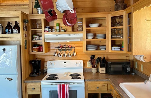 Ironton Cabin | YEAR-ROUND Private, Cozy Lakeside Cabin. Beautiful Views, 2 Boats, Kayak & Canoe