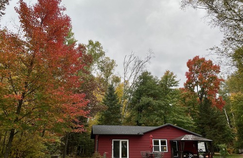 Ironton Cabin | YEAR-ROUND Private, Cozy Lakeside Cabin. Beautiful Views, 2 Boats, Kayak & Canoe