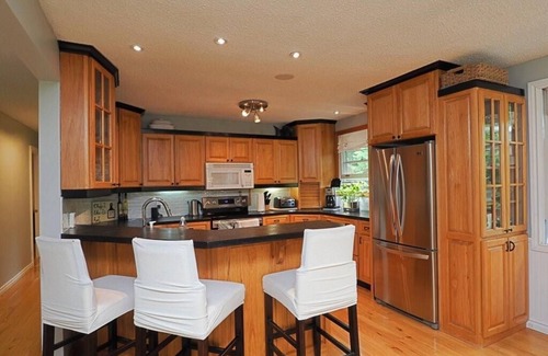 Port Franks Cottage | Year Round Secluded Retreat in Port Franks Close to Private Beach. Hot Tub!