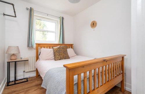 Moville Bed & Breakfast | Yellow door cottage