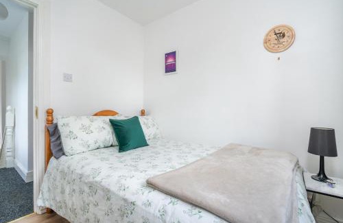 Moville Bed & Breakfast | Yellow door cottage