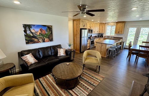 La Sal House | Yellow Door Retreat I Mountain Views I Privacy I 30 Minutes to Moab!