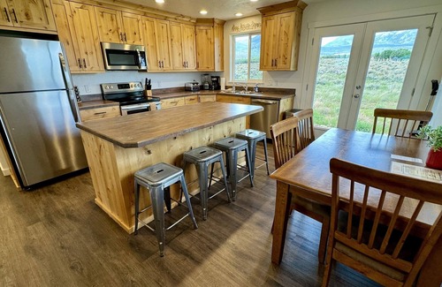 La Sal House | Yellow Door Retreat I Mountain Views I Privacy I 30 Minutes to Moab!
