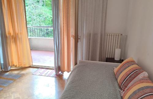 San Giovanni-Chiadino-Rozzol Apartment | Yellow & Green