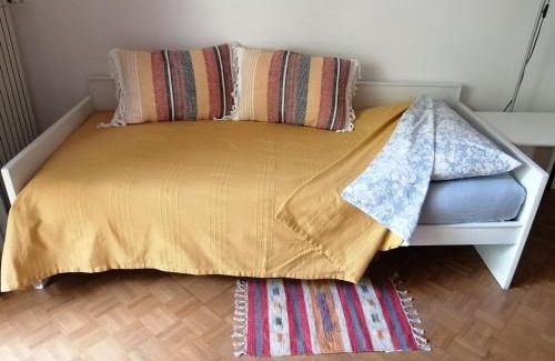 San Giovanni-Chiadino-Rozzol Apartment | Yellow & Green