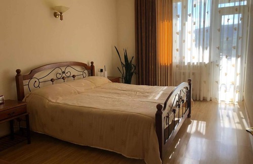 Parpi House | Yellow Guest House