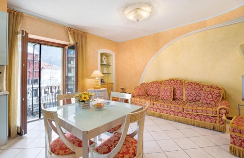 Omegna Apartment | Yellow House