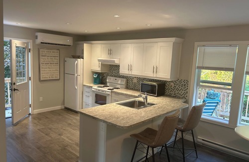 View Royal House | Yellow House Living - 2 bedroom Carriage House