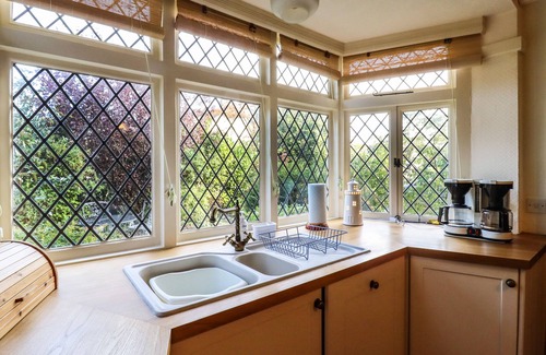 Frinton-on-Sea Cottage | YELLOW HOUSE ON THE CORNER, pet friendly in Frinton-On-Sea
