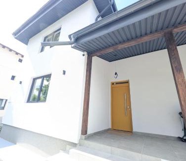 Comarnic Villa | Yellow House