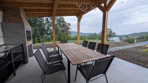 Comarnic Villa | Yellow House