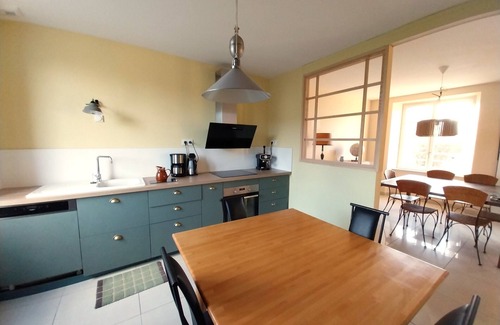 Porspoder House | Yellow Shutters. House 350 m from the beach and in the center of town.