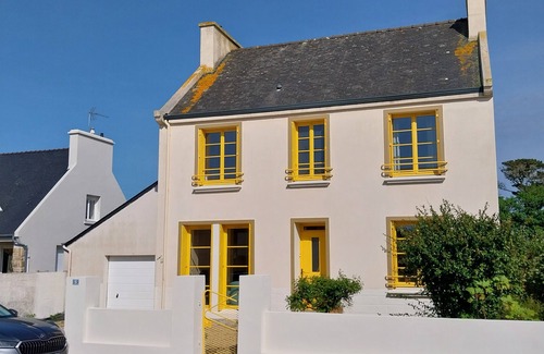 Porspoder House | Yellow Shutters. House 350 m from the beach and in the center of town.
