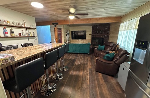 Pine Mountain Club Cabin | Yellowstone Cabin Retreat/3 BR Retreat w/Stunning Deck Views