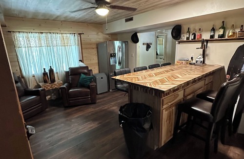 Pine Mountain Club Cabin | Yellowstone Cabin Retreat/3 BR Retreat w/Stunning Deck Views