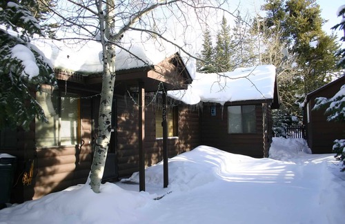 West Yellowstone Cabin | Yellowstone Wildlife Cabins - Bear Cabin - sleeps up to 7 - less than a mile to Yellowstone!