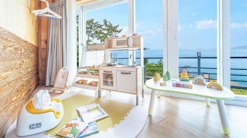 Dolsan-eup House | Yeosu Hi Mom Kids Family Pension Black