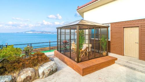 Dolsan-eup House | Yeosu Hi Mom Kids Family Pension Black
