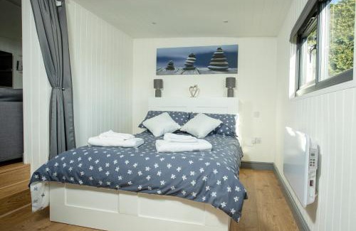 Frampton Ski Chalet | Yew Lodge - Shepherd's Hut Railway Carriage with "Hot Tub" - Sleeps 4 - Escape Completely!