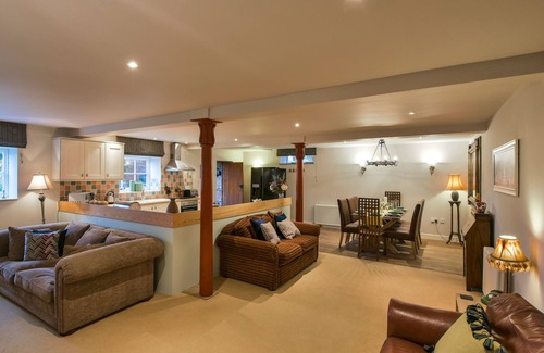 Hulland Ward Cottage | YEW TREE NOOK, family friendly, with hot tub in Ashbourne