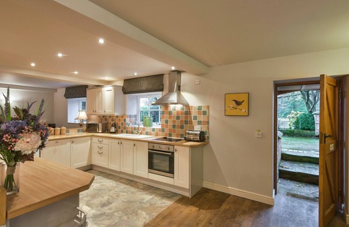 Hulland Ward Cottage | YEW TREE NOOK, family friendly, with hot tub in Ashbourne