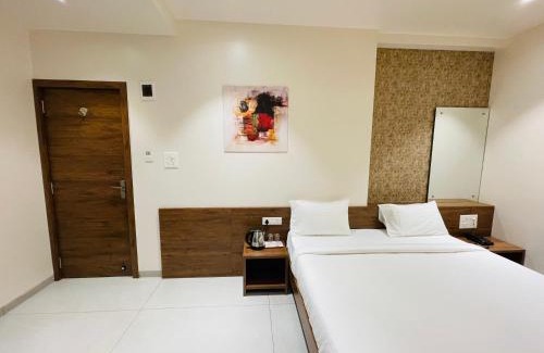Barsi Hotel | YOGIRAJ EXCLUSIVE LODGE