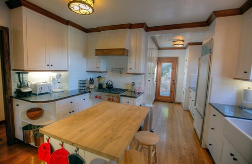 Mariposa House | Yosemite Estate: Pool, Hot tub, Outdoor Fireplace, Tennis and Basketball court