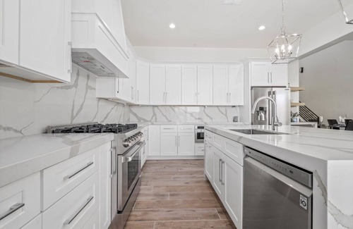 Talon Retreat House | You will not be disappointed! Modern, Beautiful spacious living in Grayhawk!