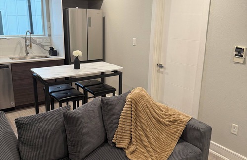 Old East Dallas Apartment | Your Downtown Dallas Escape: Cozy 1BDR 1BA Steps from Attractions!