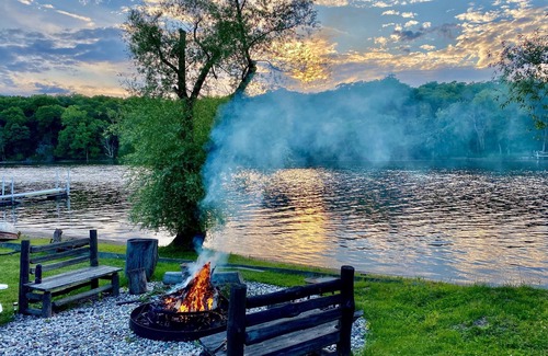 Edgerton House | YOUR DREAM GETAWAY 220’ WATERFRONT BEACH HOUSE ROCK RIVER WI FP POOL PIER KAYAKS